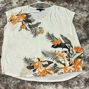 Blusa color beige floral color naranja
Marca; White House black market 
Size; S